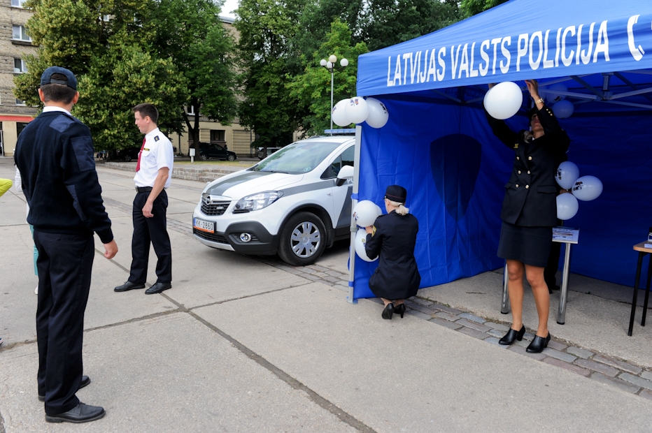 Jelgavā prezentē jauno policijas auto trafarējumu (FOTO)