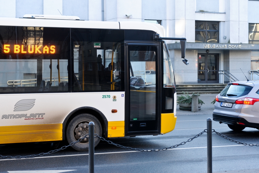 Jelgavas autobusu parks autobusus turpinās nomāt no pilsētas mēra dēla vadītā uzņēmuma