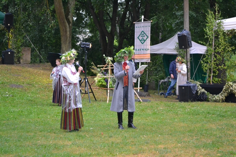 Jelgavnieki ar saulgriežu rituāliem pavada gada īsāko nakti (FOTO)