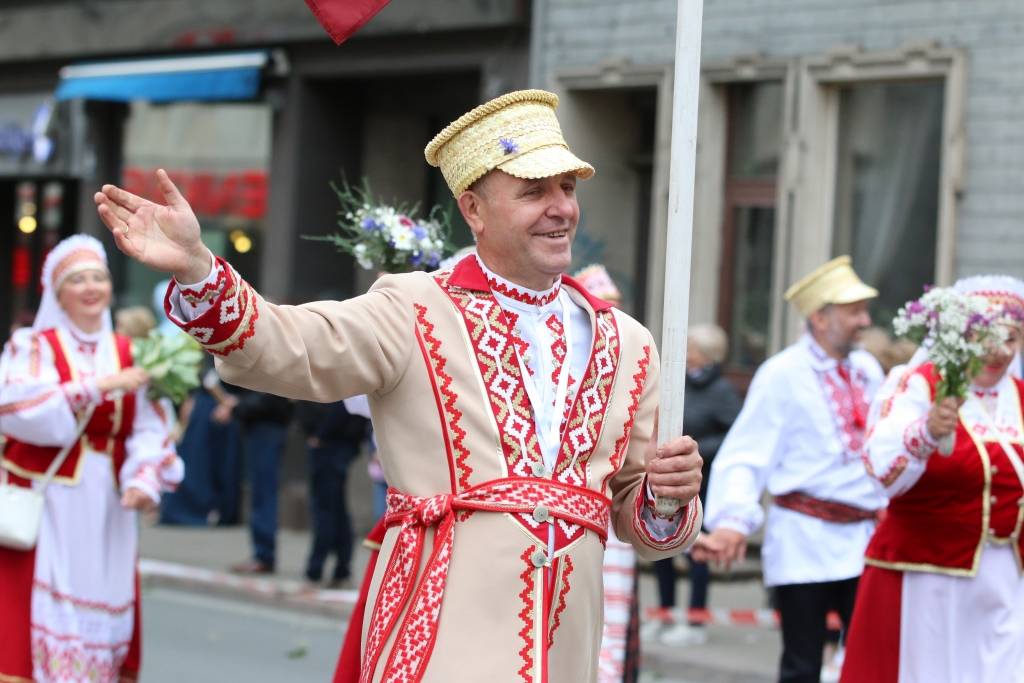 Ar dziesmu un deju dodas svētku atklāšanas gājienā (FOTO)