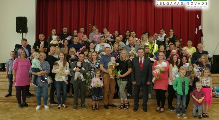 Pasniedz Jelgavas novada pašvaldības piedzimšanas veltes
