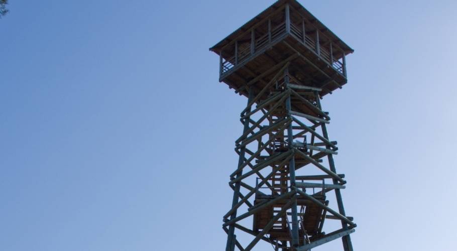 Atjaunoto Ložmetējkalna skatu torni plāno atklāt jūlija vidū