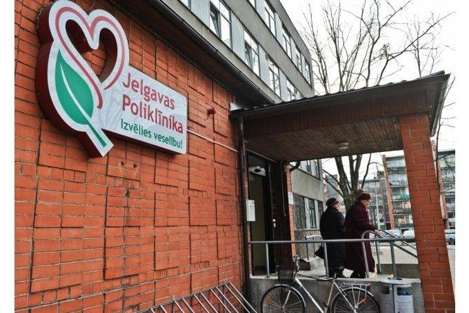 Poliklīnikā demontē veco pandusu un pārbūvē kāpnes