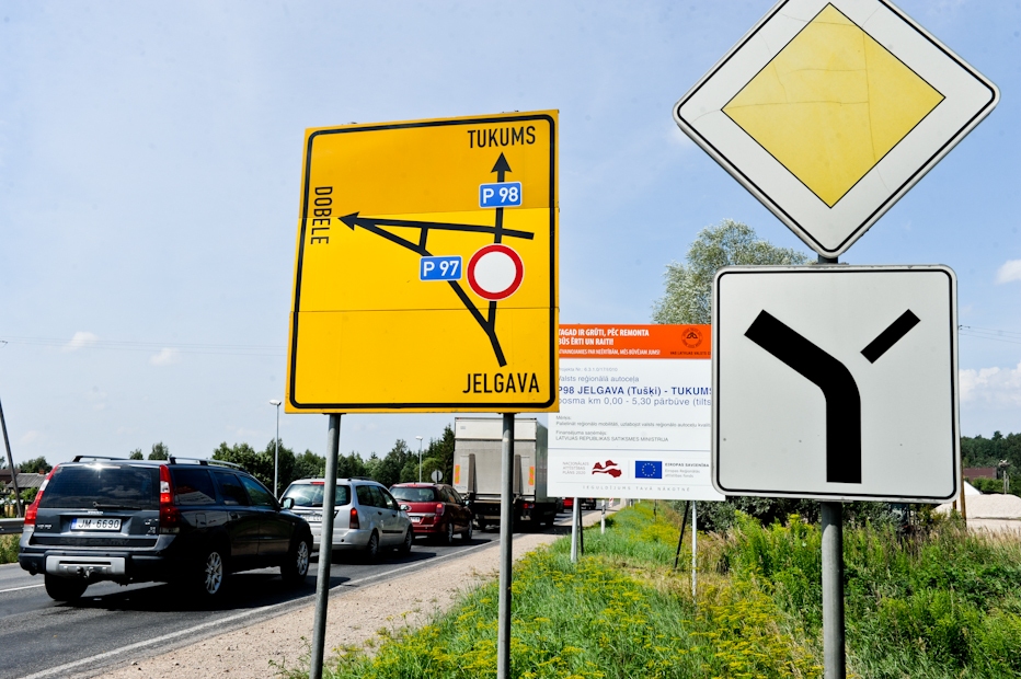 Uz rotācijas apļa izbūves laiku pie Jelgavas slēgts reģionālā ceļa posms