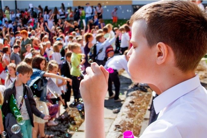 Cik garš brīvlaiks vasarā pienākas skolas vecuma bērniem Latvijā un ārvalstīs?