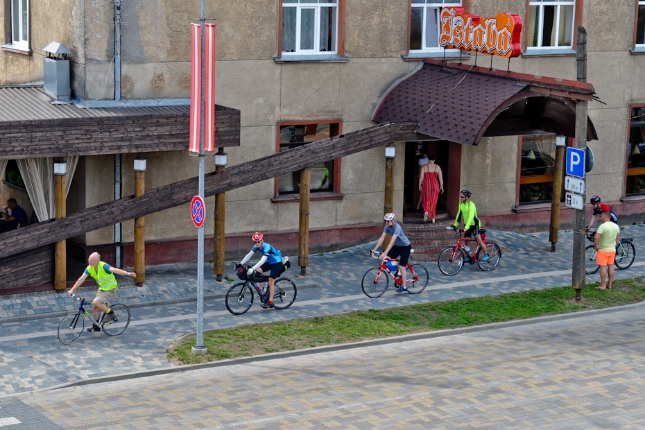 Amerikāņu diplomāts iepazīst Latviju, šķērsojot to ar velosipēdu (FOTO)