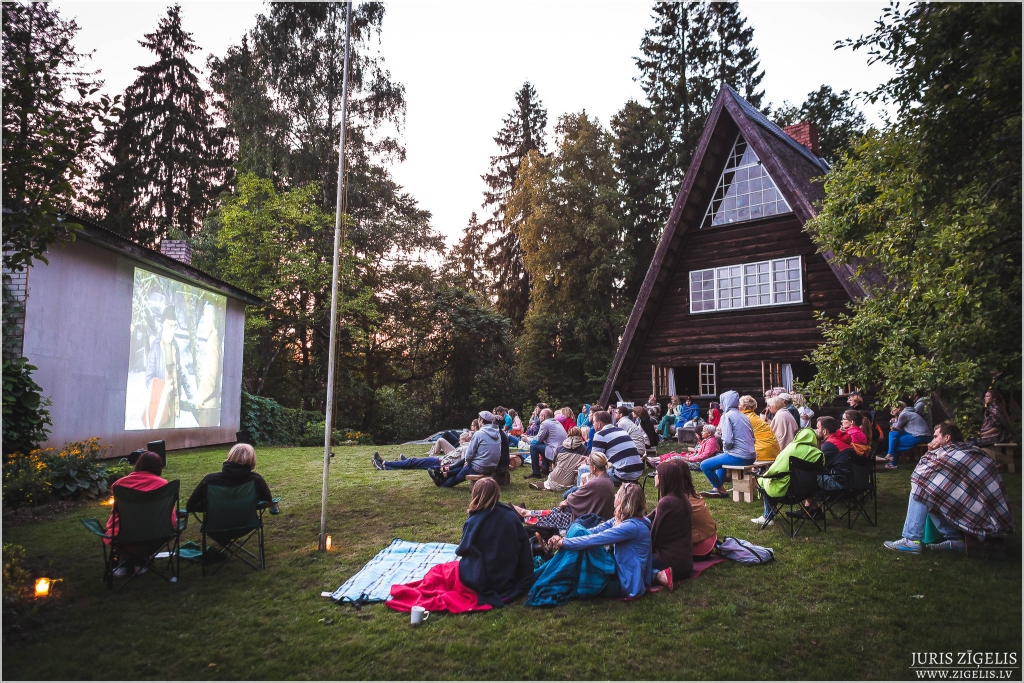 Aicina brīvdabas kino vakari Imanta Ziedoņa muzejā