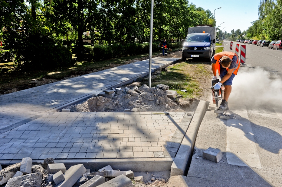 Aspazijas ielā atjauno vēl vienu ietves posmu 