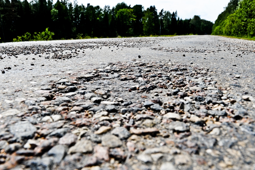 Vilcenieki gaida Jāni Langi, lai skaidrotos par nolietotā autoceļa P103 remontu 