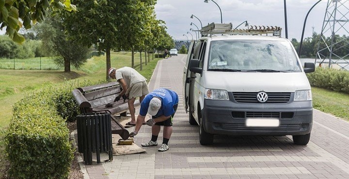 Atjaunots soliņu krāsojums Lielupes promenādē Jelgavā