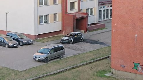 Kārklu ielā Jelgavā sadeg auto; uzsākts kriminālprocess