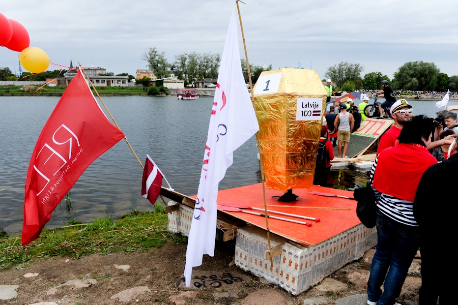 Jelgavā Lielupi izkuģo piena paku plosti (FOTO) (papildināts)