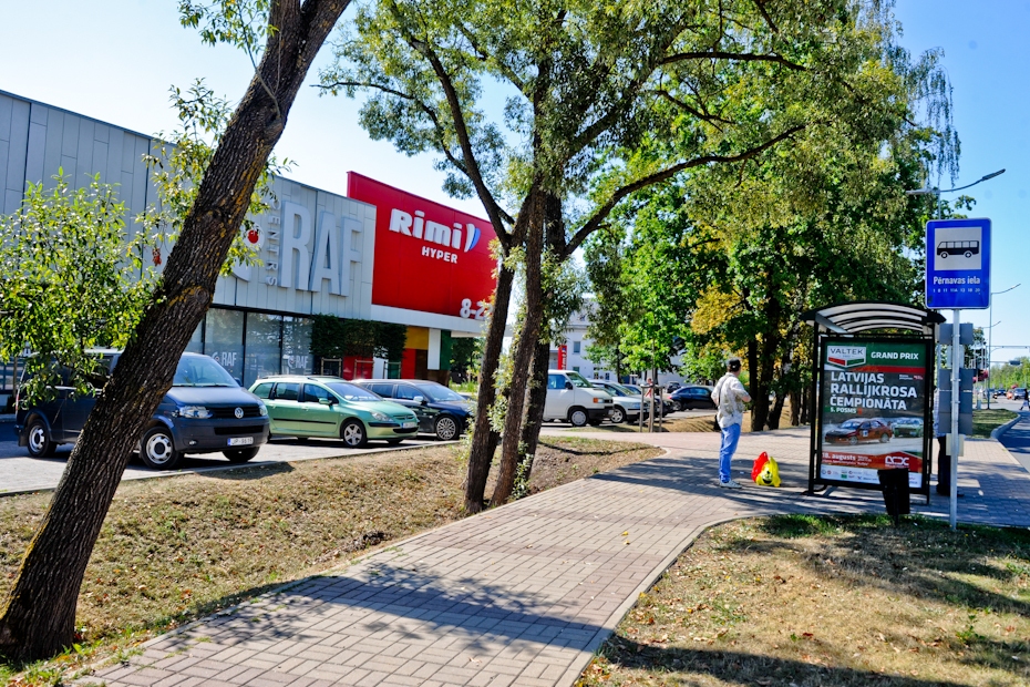 Spriež par koku likteni pie lielveikala Pārlielupē