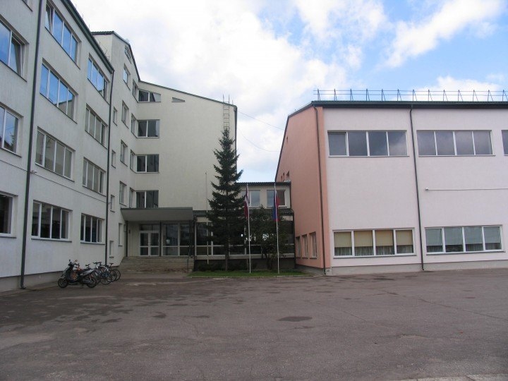 Pie Jelgavas 5. vidusskolas uzsākti auto stāvlaukuma izbūves darbi