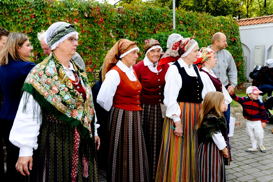 Baltu vienības dienā Jelgavā izdzīvo lietuviešu un latviešu kāzas (FOTO)
