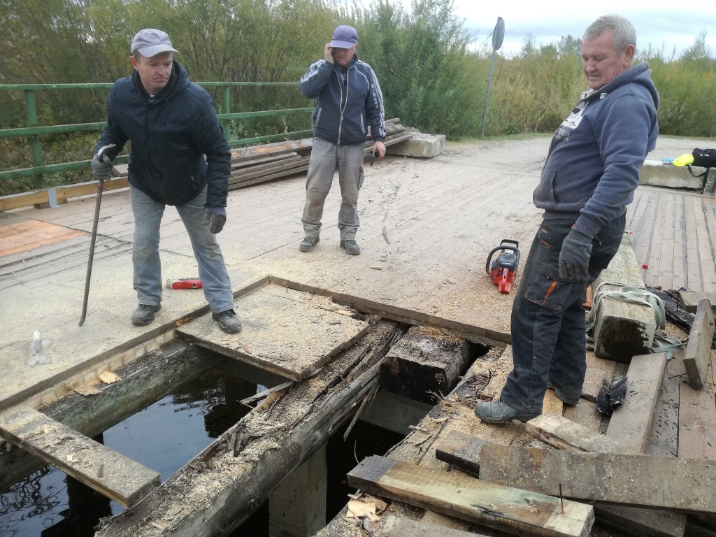 Zem augustā lāpītā Bāra ceļa tilta atklājas sapuvušas sijas (FOTO)