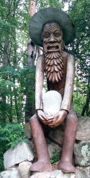 Viņa rokās koks atdzīvojas. Lietuvas Tautas mākslas meistara Antana Česnuļa koka skulptūru parkā (FOTO)
