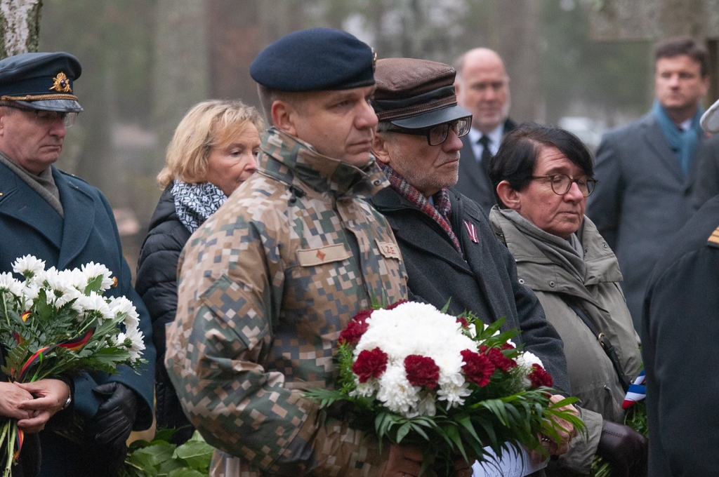 Jelgavas Meža kapos piemin pasaules karos bojā gājušos karavīrus (FOTO)