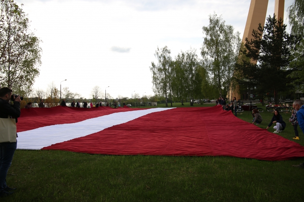 Valsts simtgadē Zaķusalas televīzijas tornī pacels visu laiku lielāko Latvijas karogu