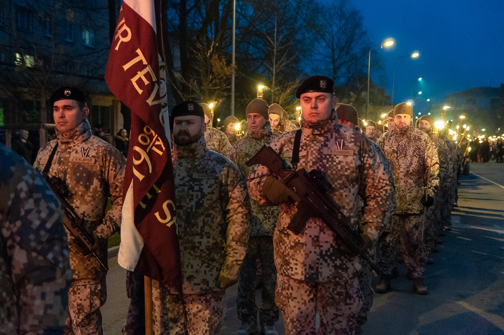 Jelgavnieki dodas Lāčplēša dienas lāpu gājienā (FOTO)