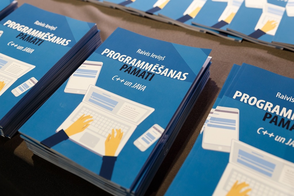 Jelgavas skolu bibliotēkas saņēmušas  jaunu mācību materiālu par programmēšanu