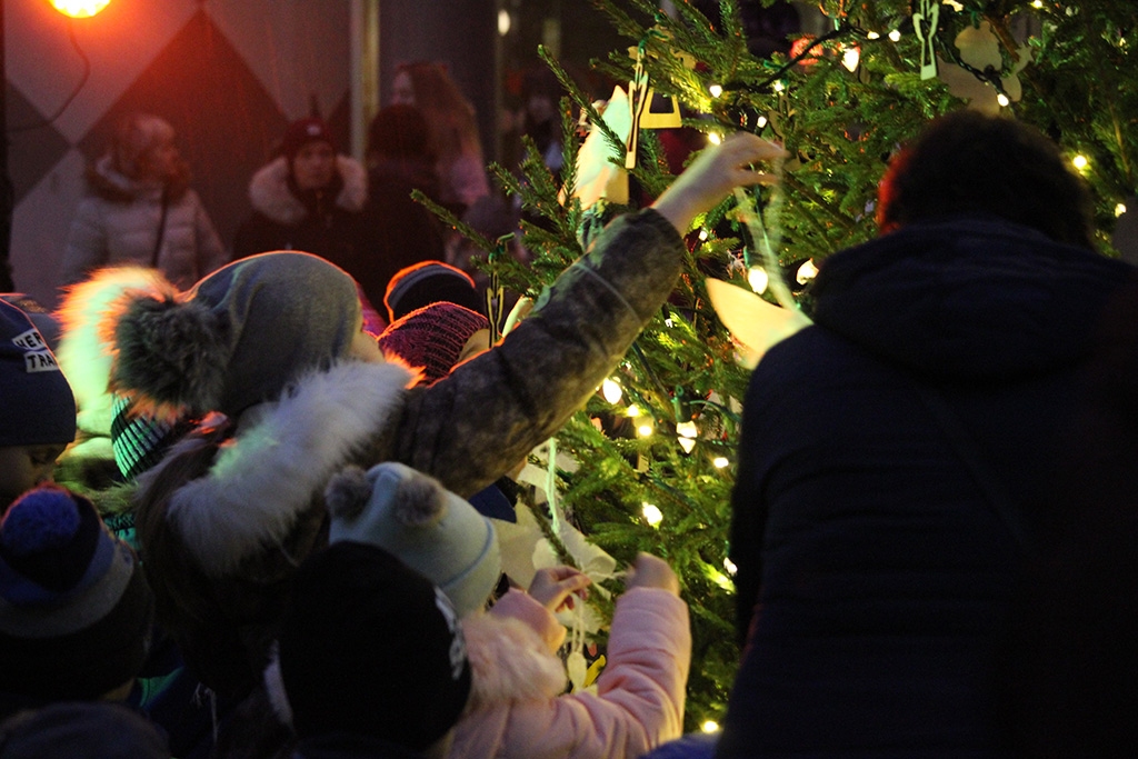 Jelgavā iedegta labdarības akcijas Eņģeļu egle (FOTO)