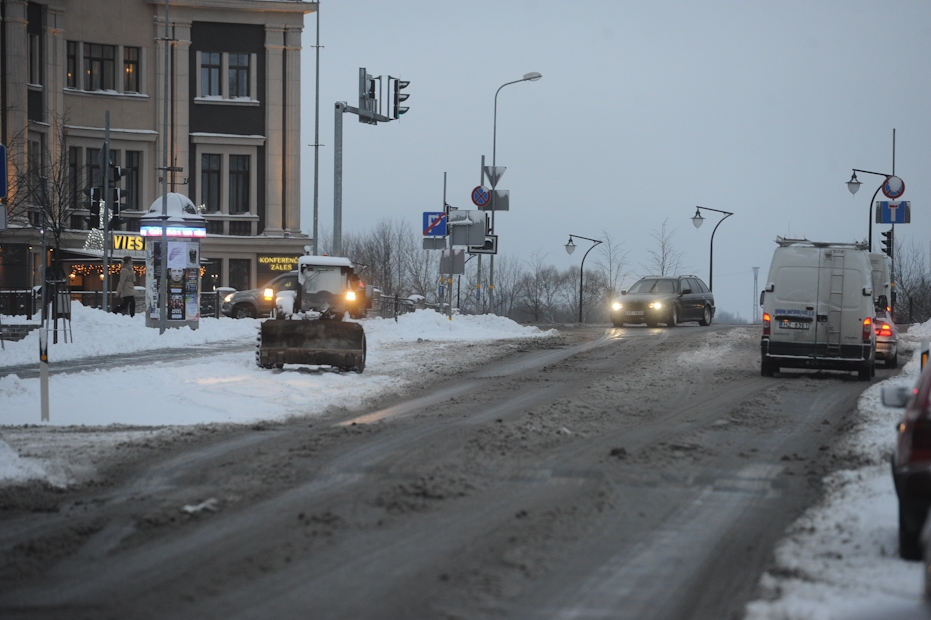 Sniegs un apledojums daudzviet apgrūtina braukšanu pa valsts galvenajiem un reģionālajiem autoceļiem