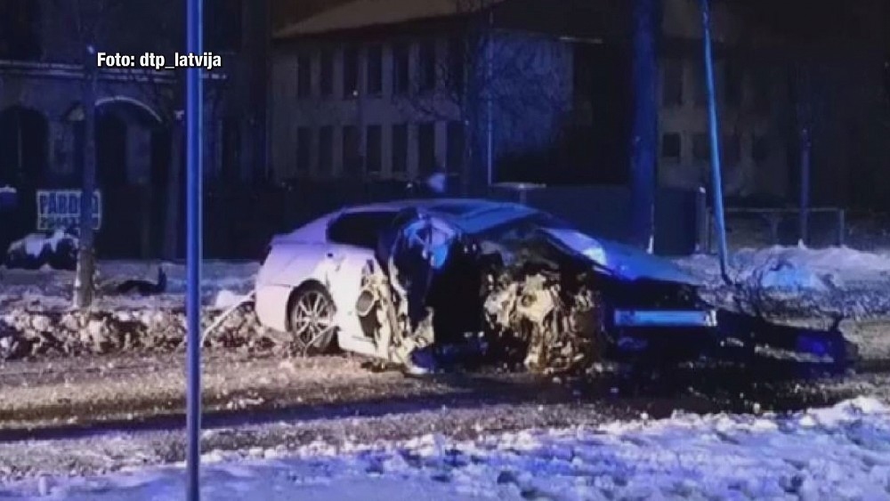 Smaga avārija Jelgavā – pret ceļmalas laternu tiek sadragāts auto, kura pasažiere cietusi