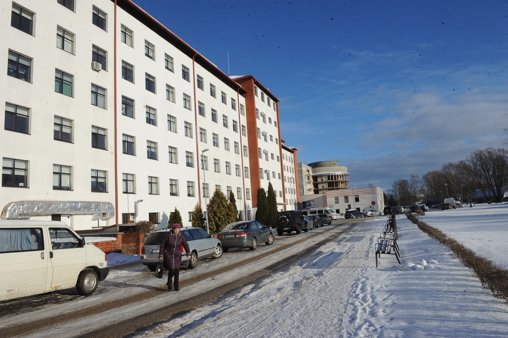 Turpinās iztiesāt kukuļņemšanā apsūdzētā Jelgavas slimnīcas vadītāja lietu