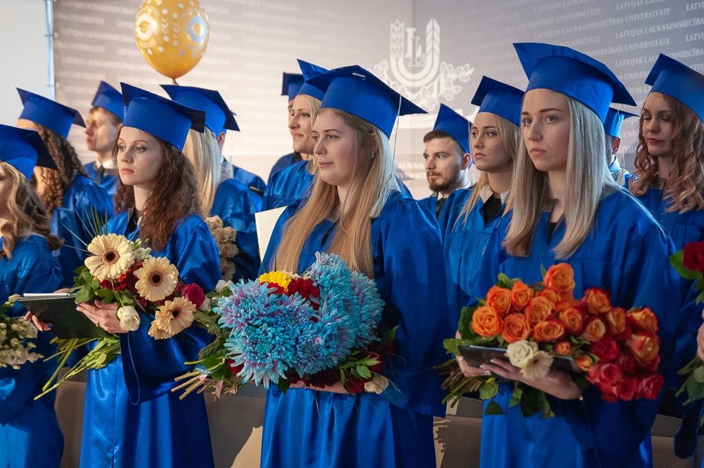 Diplomus saņem LLU šā gada pirmie absolventi no Vides un būvzinātņu fakultātes (FOTO)