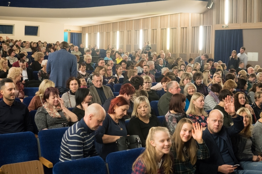 Jelgavas Kultūras namā izskanējis koncerts “Sniega saktas vizuļos” (FOTO)