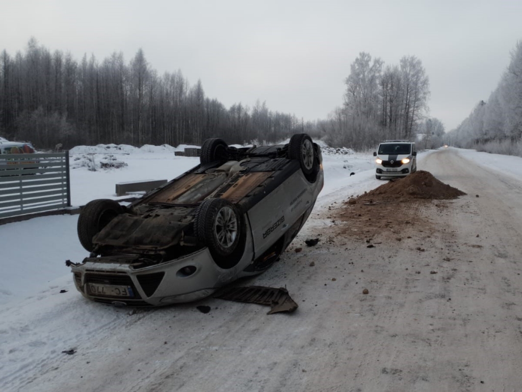 Uzbraucot uz ceļa izbērtai smilšu kaudzei, Jelgavā cietusi autovadītāja (FOTO)