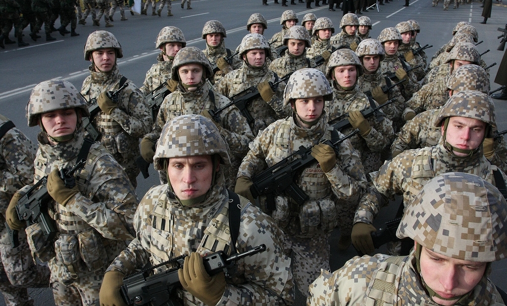 Vismaz tuvāko četru gadu laikā Latvijā obligāto militāro dienestu neatjaunos