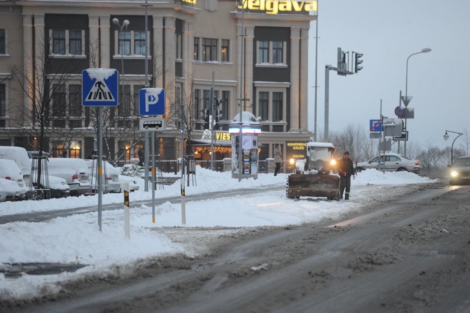Autovadītāju ievērībai: sniegs visā Latvijā apgrūtina braukšanu; strādā 184 ziemas tehnikas vienības