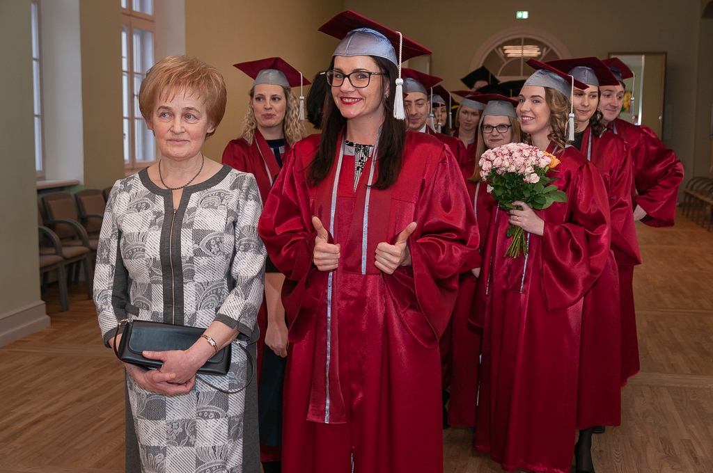 Izlaidumu svin LLU Ekonomikas un sabiedrības attīstības fakultātes studenti (FOTO)