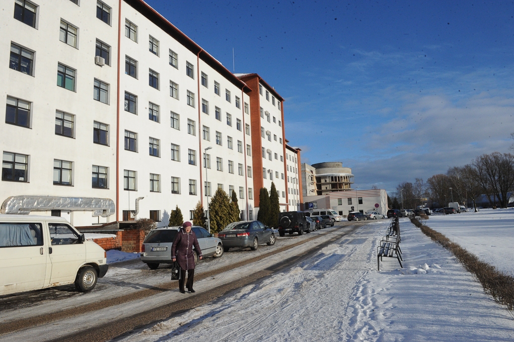 Kukuļņemšanā apsūdzētā Jelgavas slimnīcas vadītāja lietā veiks ekspertīzi