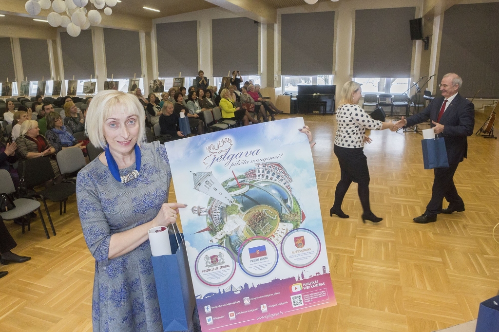 Draudzīgā aicinājuma dienā skolām un bērnudārziem pasniedz astoto Jelgavas pamatzināšanu rulli