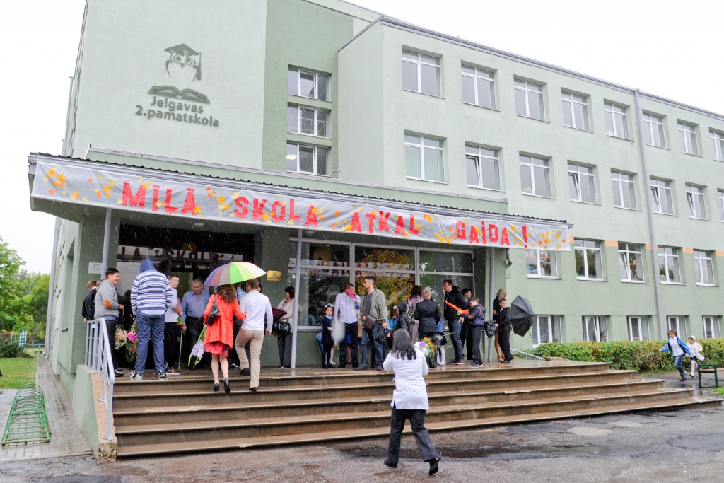 Pašvaldības pārstāvju argumenti aizvien nepārliecina protestējošos Jelgavas 2.pamatskolas skolēnu vecākus