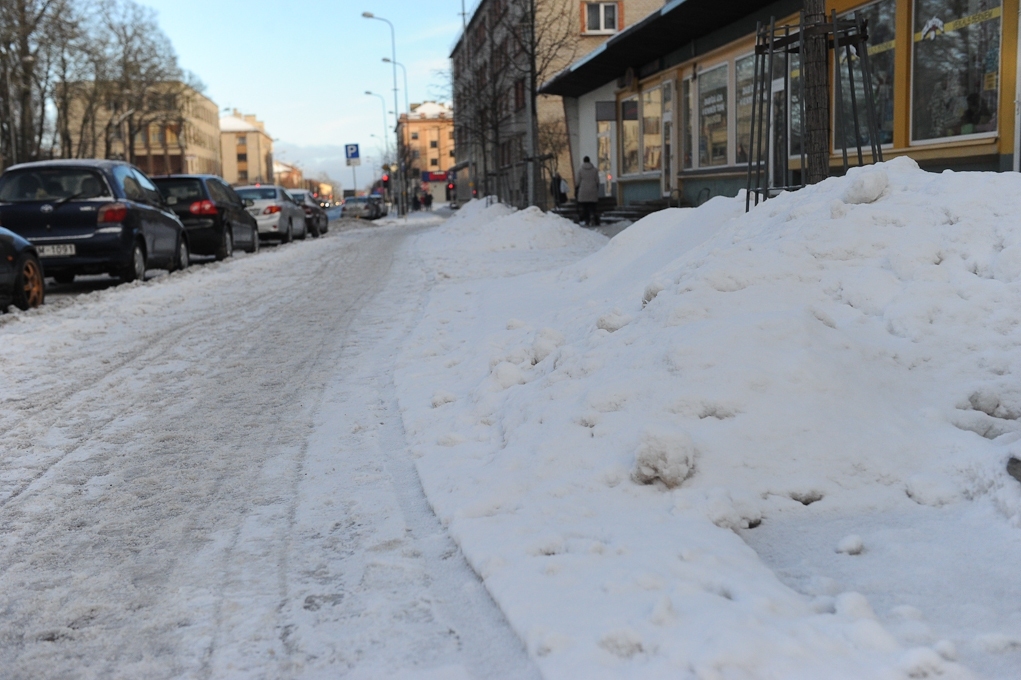 Autovadītāju ievērībai: sniegs un apledojums apgrūtina braukšanu lielākajā daļā valsts teritorijas; strādā 165 ziemas tehnikas vienības