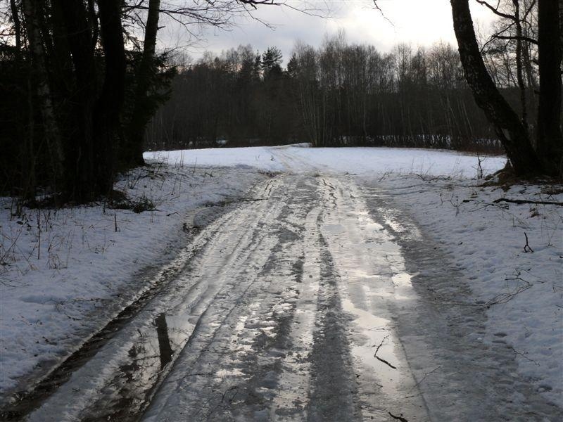 Autovadītāju ievērībai: atkušņa laikā valsts vietējās nozīmes autoceļi var būt īpaši slideni