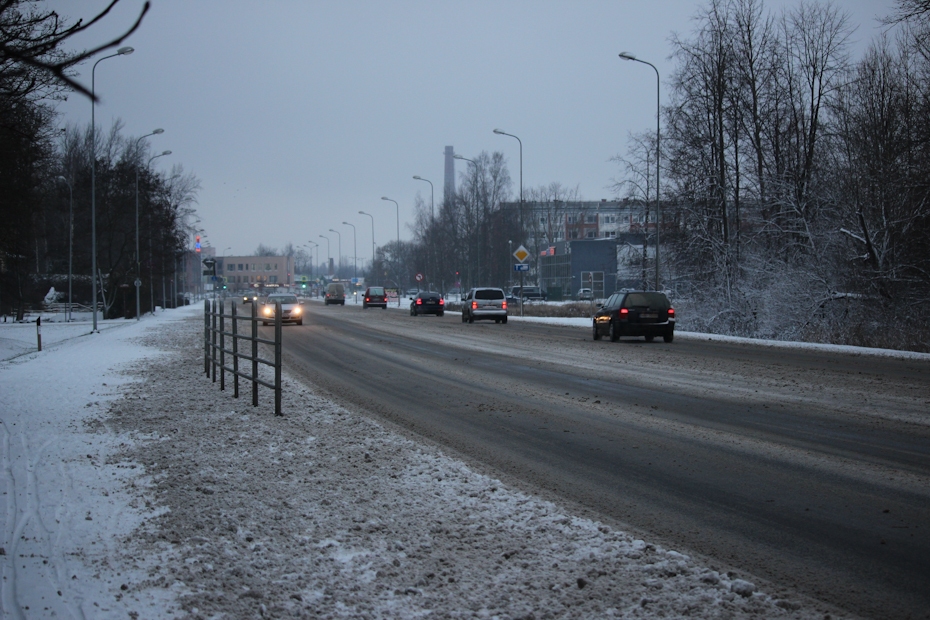 Autovadītāju ievērībai: sniegs un apledojums lielākajā daļā Latvijas apgrūtina braukšanu; strādā 134 ziemas tehnikas vienības