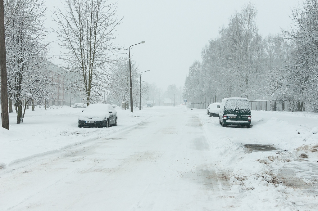 Snigšana daudzviet apgrūtina braukšanu; uz ceļa strādā 152 ziemas tehnikas vienības