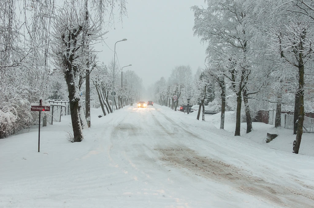 Autovadītāju ievērībai: apledojums daudzviet apgrūtina braukšanu; strādā 112 ziemas tehnikas vienības