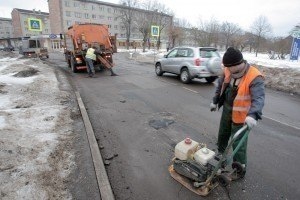 Jelgavā ziemas sezonā veic avārijas bedrīšu remontu