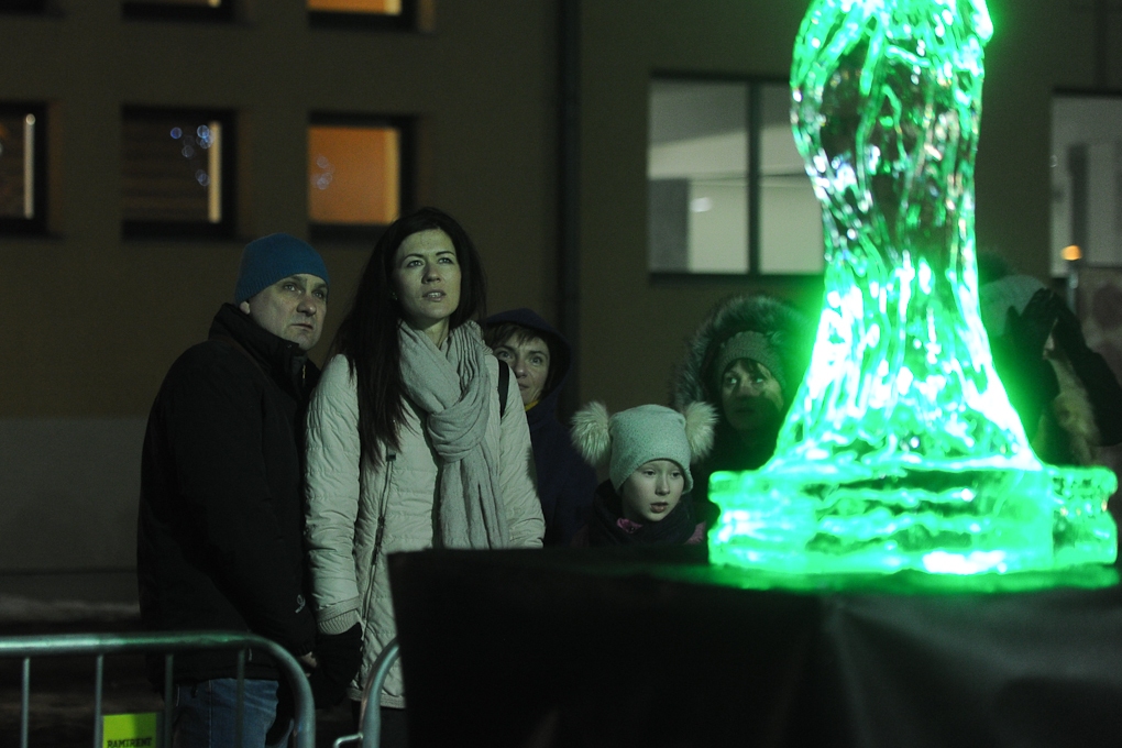 Aicina ledus skulptūru festivālam iegādātās biļetes izmantot sestdien; festivālā laurus plūc Krievijas mākslinieki (FOTO)