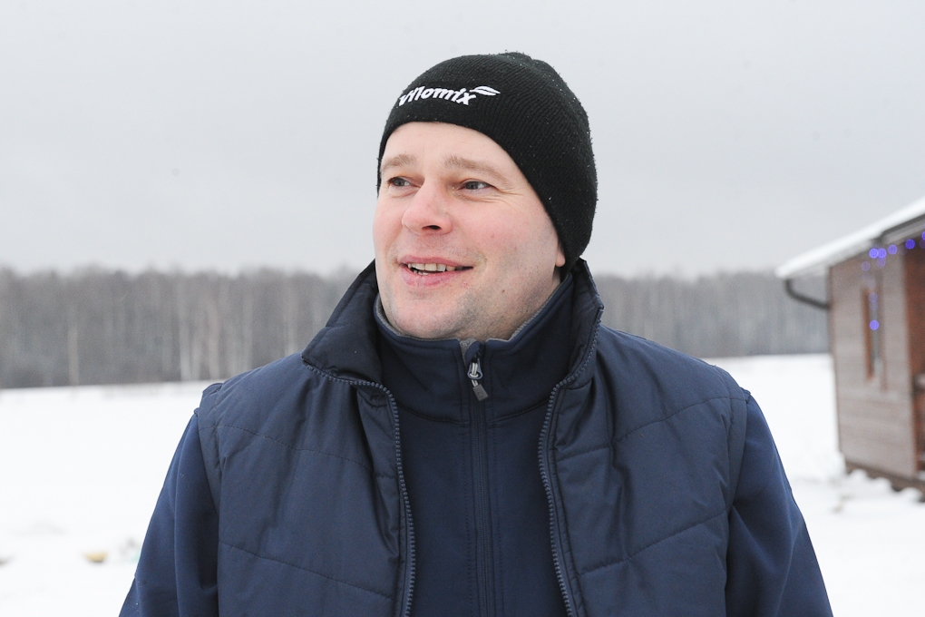 Saeimas deputāti lūko, kā strādā lauksaimnieki (FOTO)
