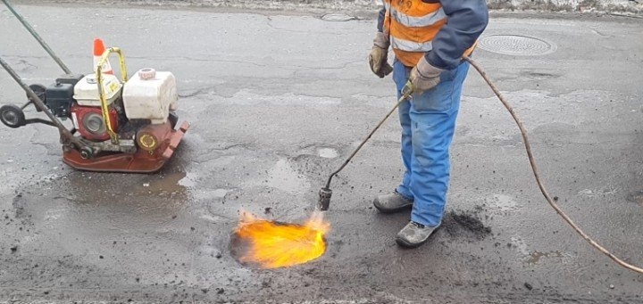 Jelgavā remontē asfaltēto ielu bedres