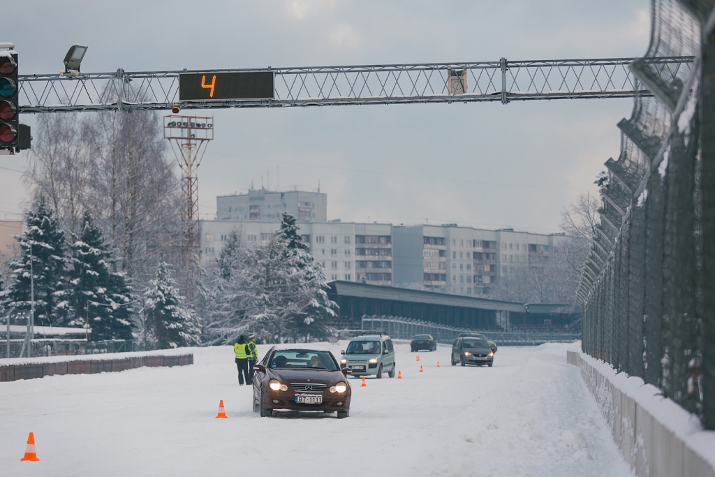 Autovadītāju ievērībai: valsts centrālajā daļā ceļi apledo