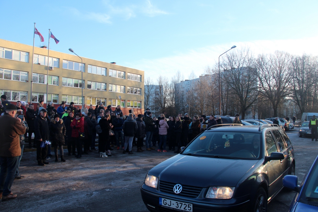 Jelgavas 2. pamatskolas audzēkņu vecāki izmēģina rīta ceļu uz 6. vidusskolu un rada sastrēgumu (FOTO)