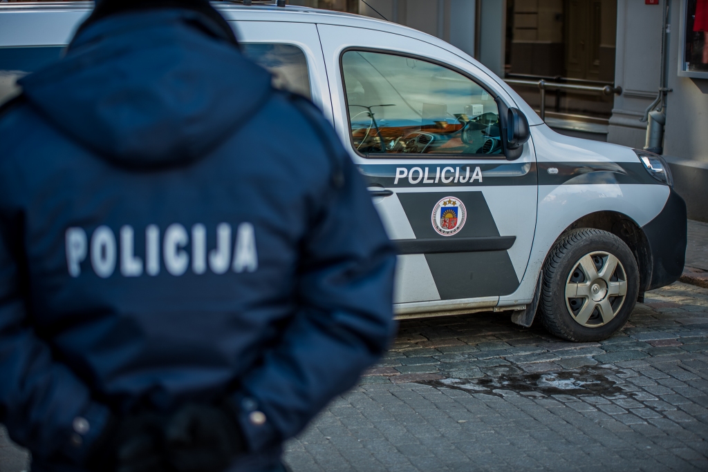 Dobeles un Jelgavas policisti, rīkojot kārtējos reidus tirdzniecības vietās, uzteic pārdevēju godprātību 